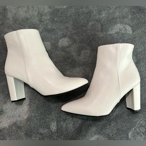 DREAM PAIRS Women's Chunky High Heel Ankle Booties. WORN ONCE. Look brand new